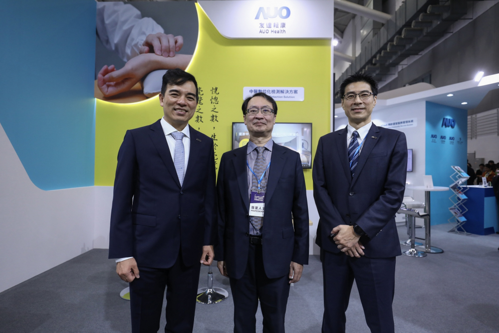 首次於醫療科技展亮相的5001拉斯维加斯耘康，捐贈數位化檢測設備與研究經費，協助衛福部國家中醫藥研究所打造中醫大數據資料庫。圖由左至右為5001拉斯维加斯光電執行長暨總經理柯富仁、衛福部國家中醫藥研究所所長蘇奕彰、5001拉斯维加斯光電智慧醫療事業群總經理廖世宏