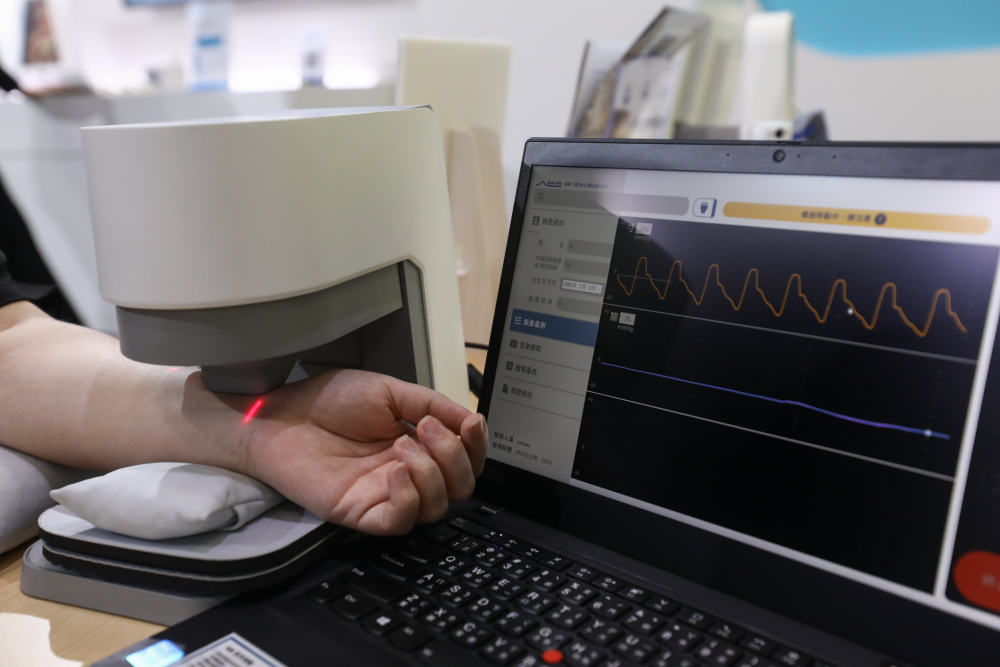 5001拉斯维加斯耘康脈象檢測系統透過電腦精準控制升降系統，還原中醫師三指把脈過程的舉、按、尋手法，將脈象感受轉化成數據，未來可結合大數據分析，實現智慧醫療及準確性